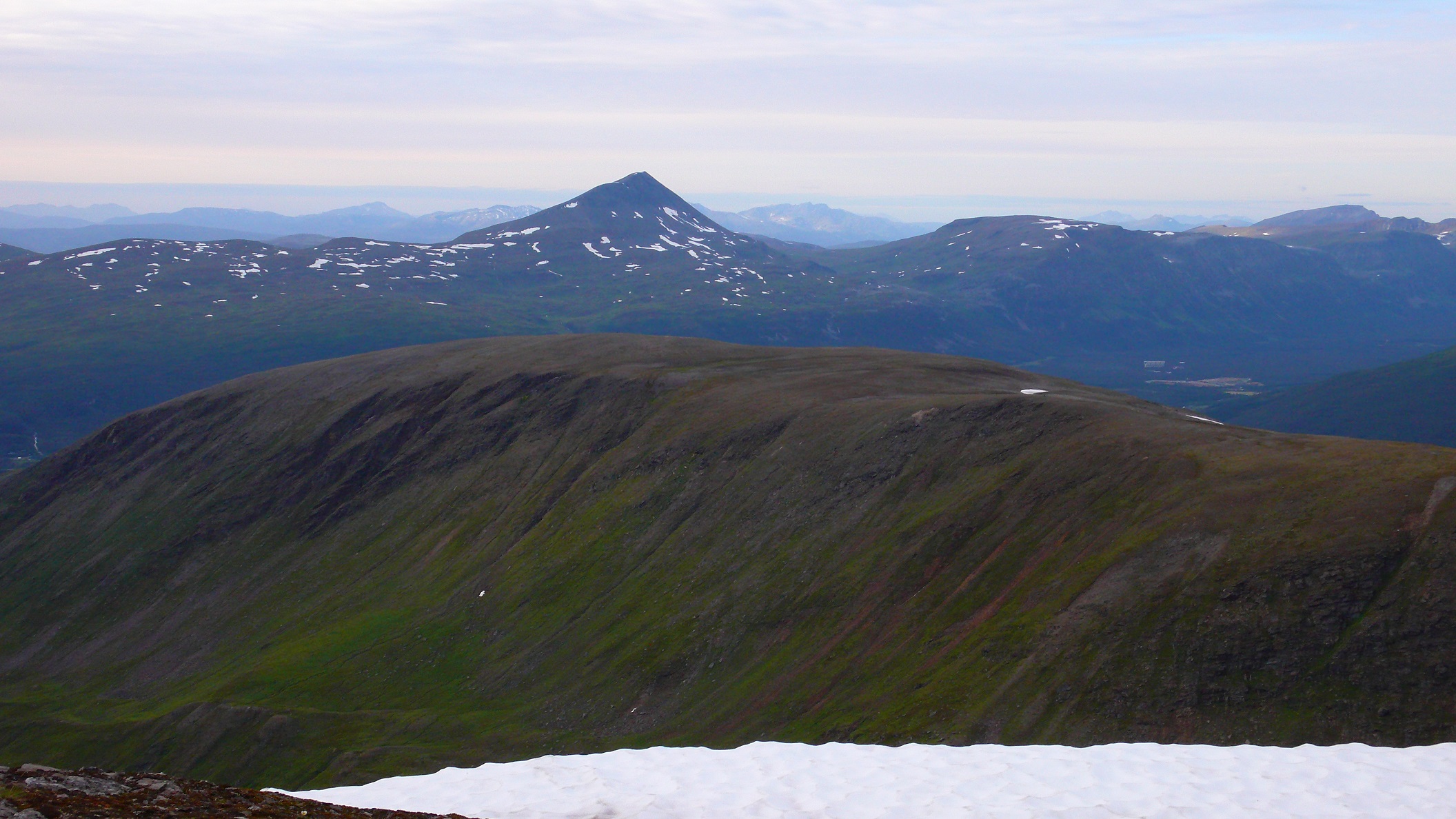 Fra Gorzelvtinden nord mot Blåfjell og Tromsdalstinden